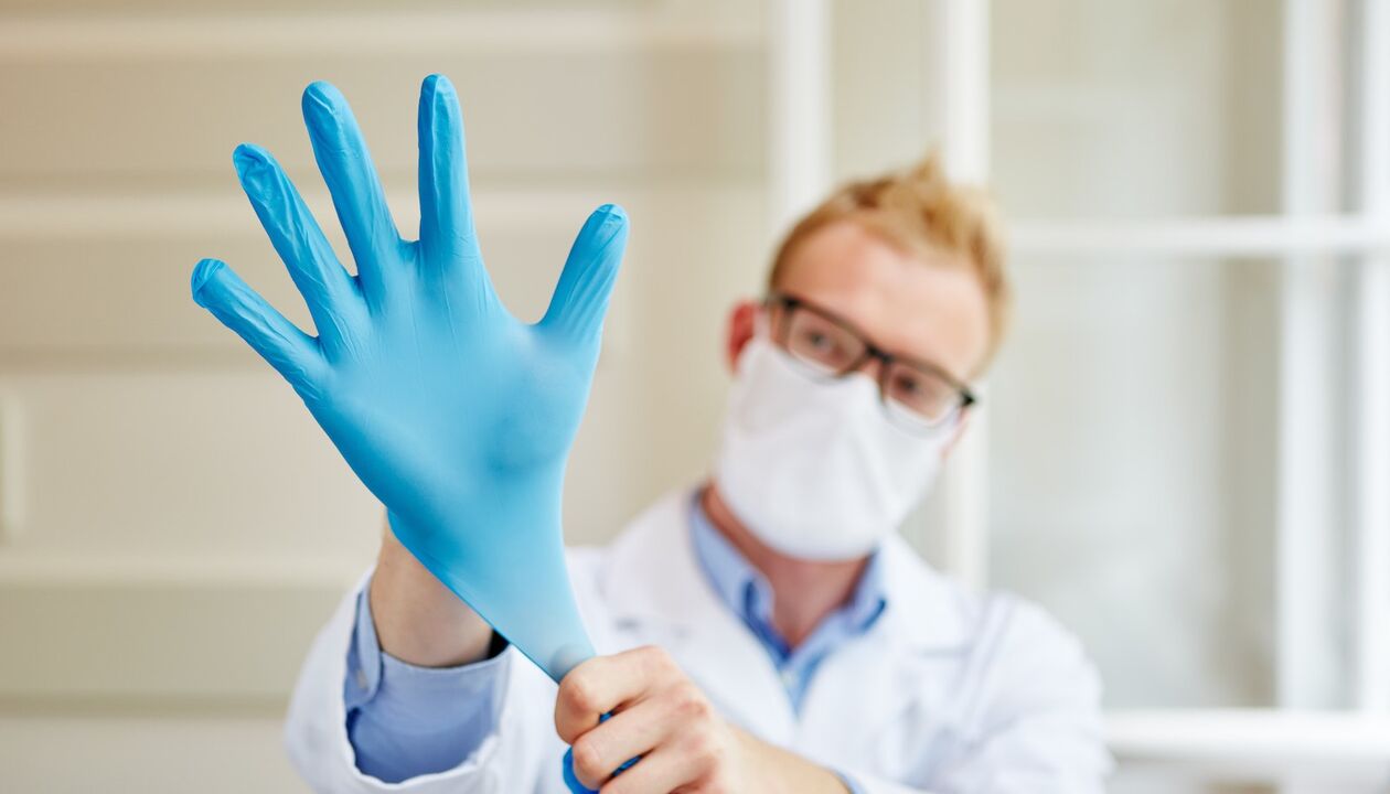 el médico se pone un guante para masajear y prevenir la prostatitis