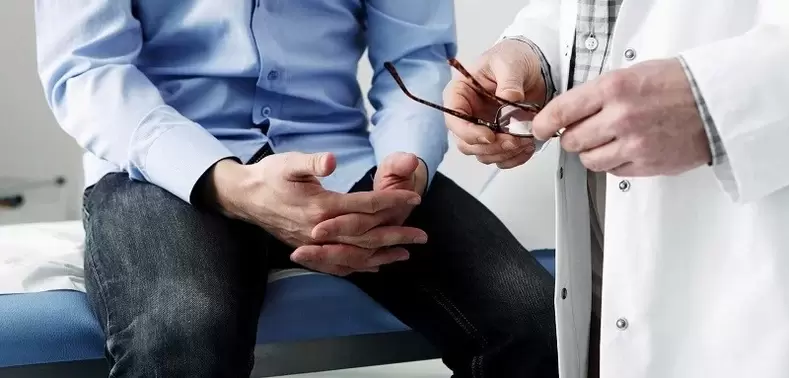 Ante los primeros signos de prostatitis, se debe consultar a un urólogo para confirmar el diagnóstico.